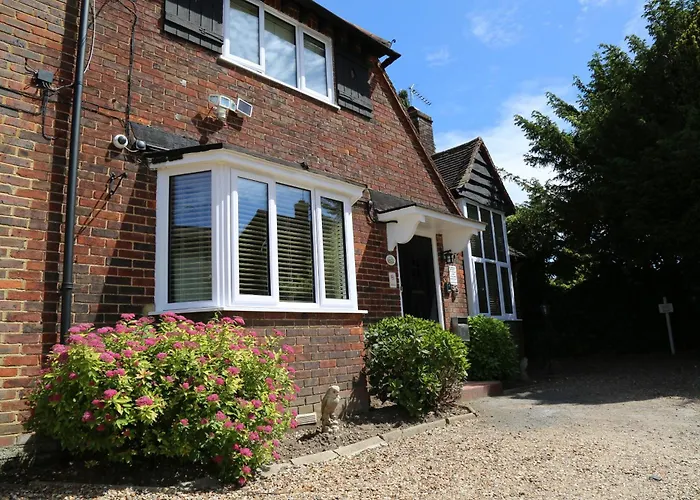 Debden Guest House Hillingdon